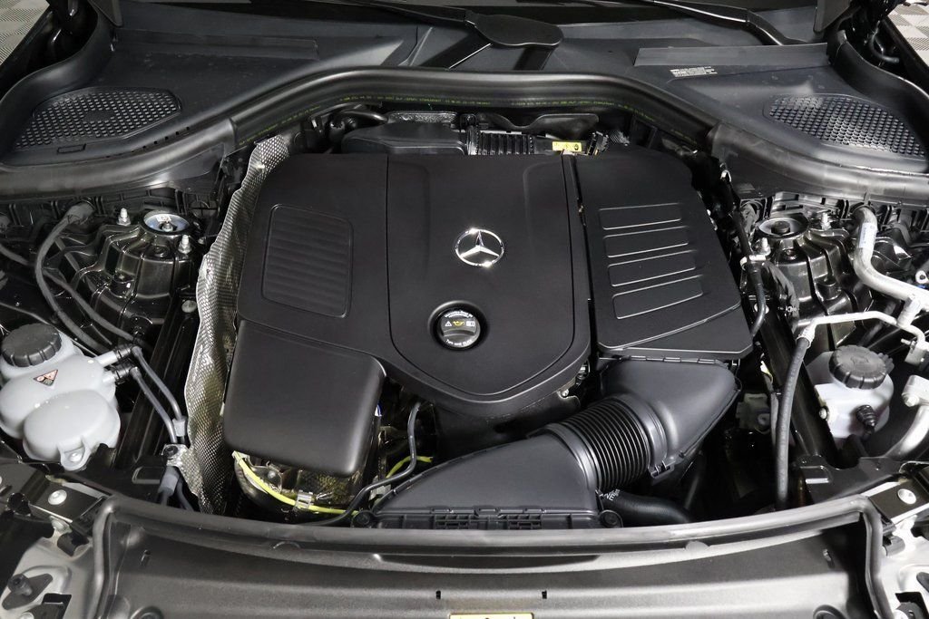 New 2027 Graphite Grey Metallic Mercedes-Benz GLC 300 image 9