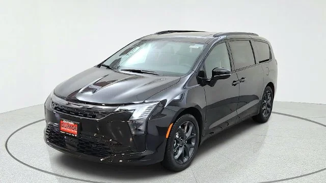 New 2027 Diamond Black Crystal Pearl-Coat Paint Chrysler Limited image 4
