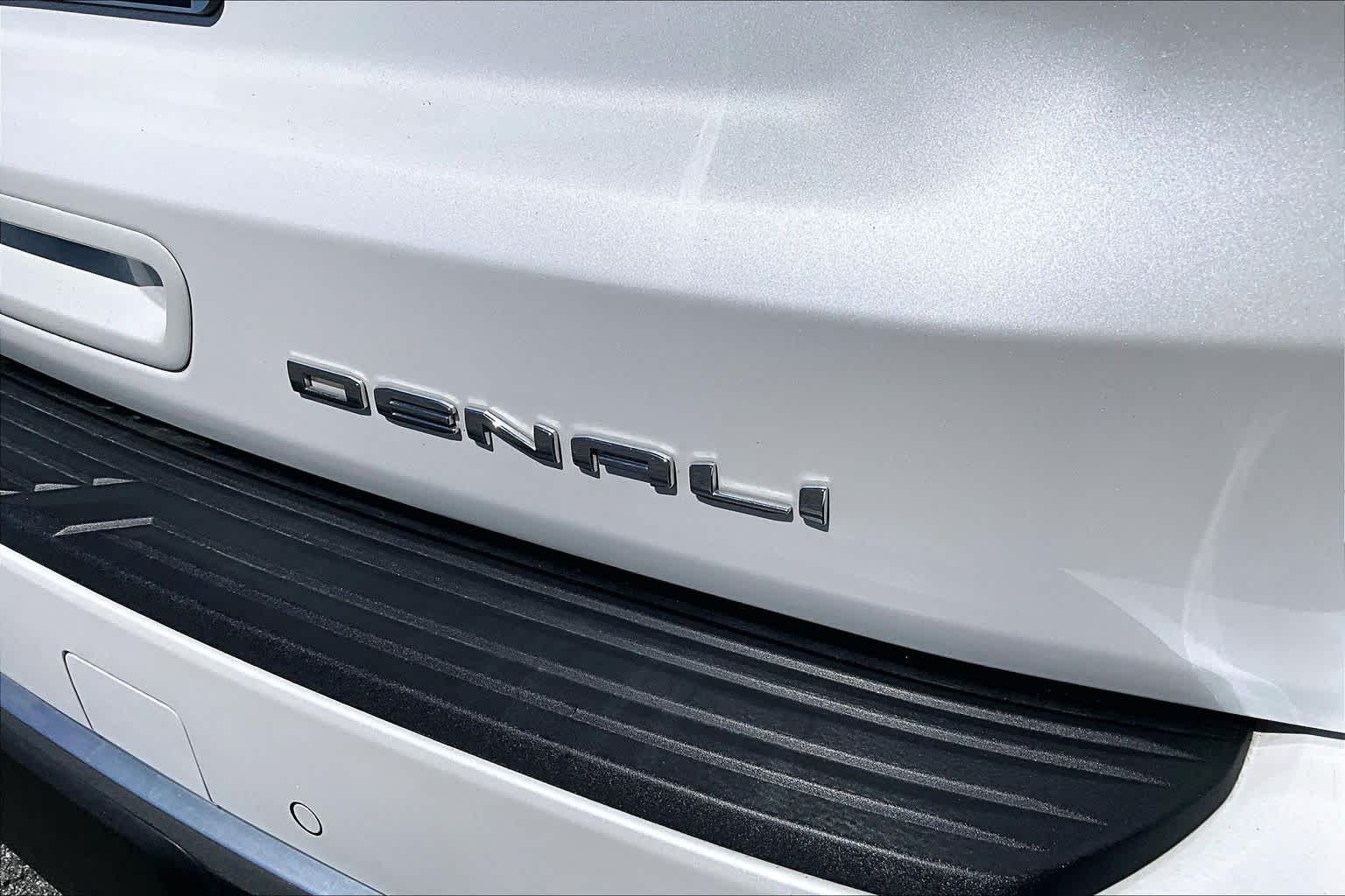 Used 2024 White Frost Tricoat GMC Denali image 10