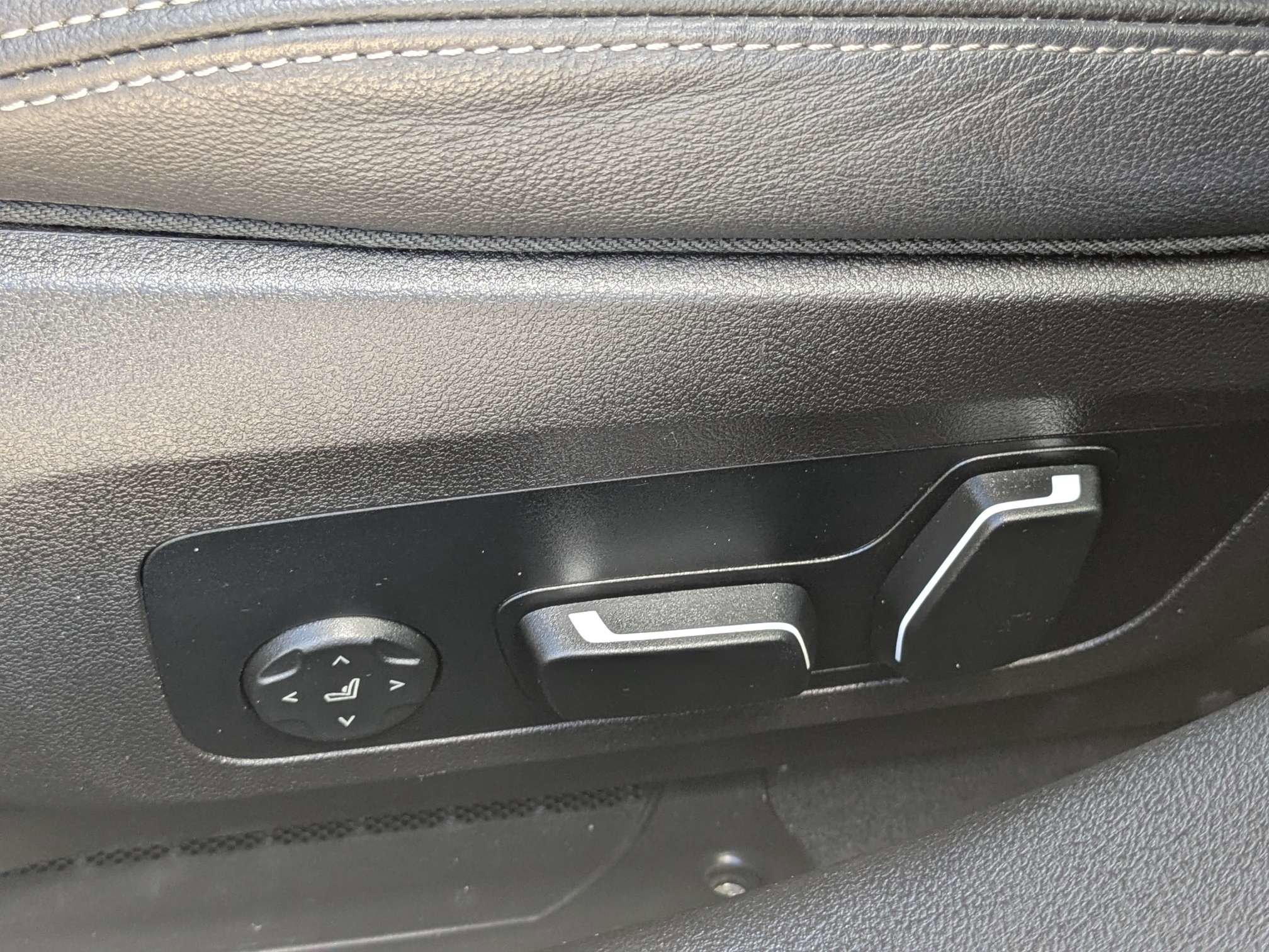 2025 BMW 3 Series 330i - Photo 20
