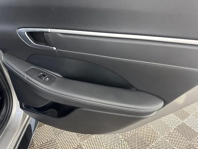 Used 2022 Silver Hyundai Limited image 25