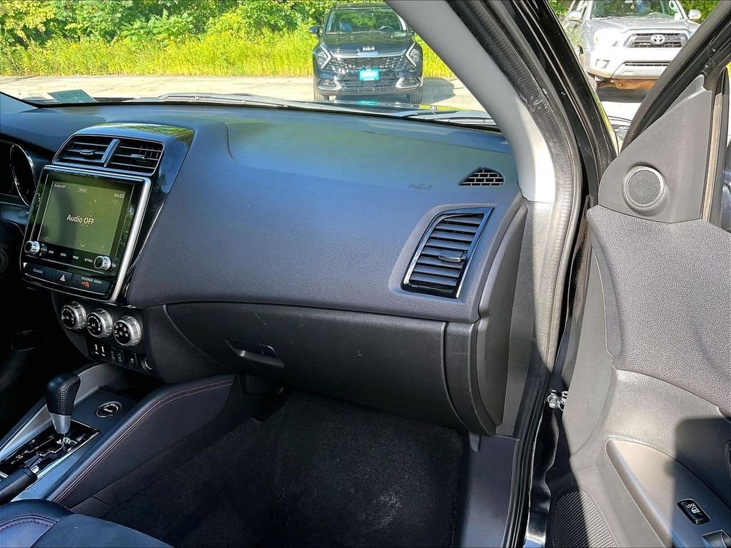 Used 2025 Gray Mitsubishi SE image 13