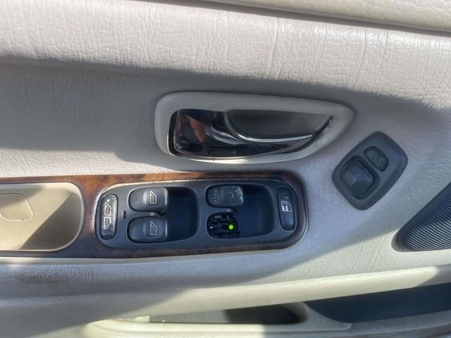 Used 1999 White Volvo Base image 13