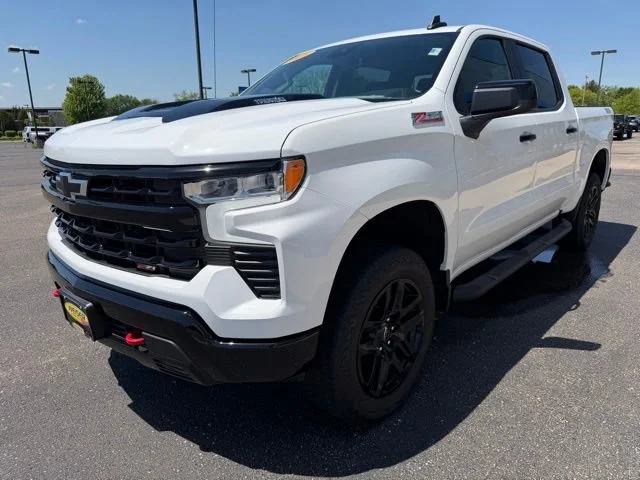 Used 2025 Summit White Chevrolet LT Trail Boss image 3