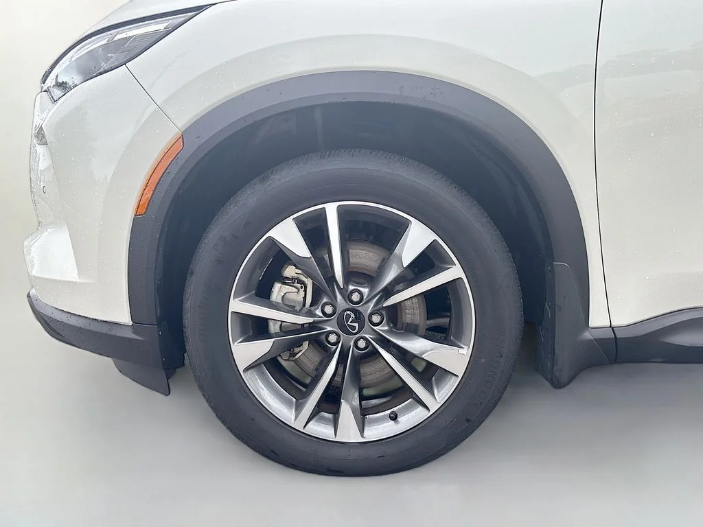 Used 2025 White INFINITI LUXE image 11