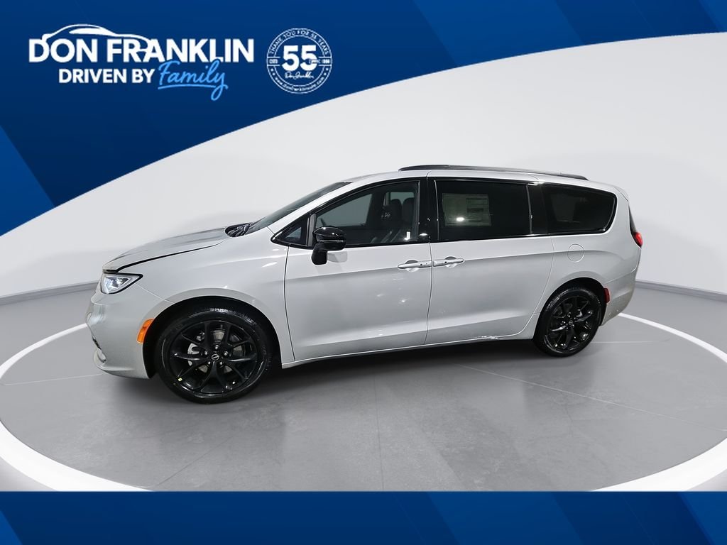 2026 Chrysler Pacifica Select's photo