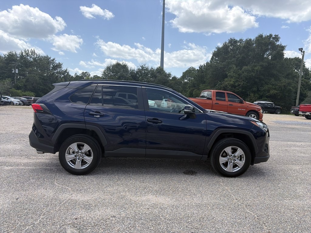 Used 2025  Toyota XLE image 7