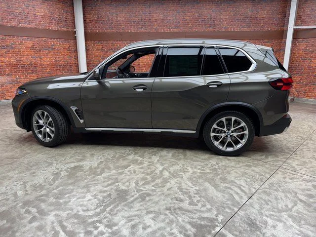 Used 2026 Green BMW xDrive40i image 2