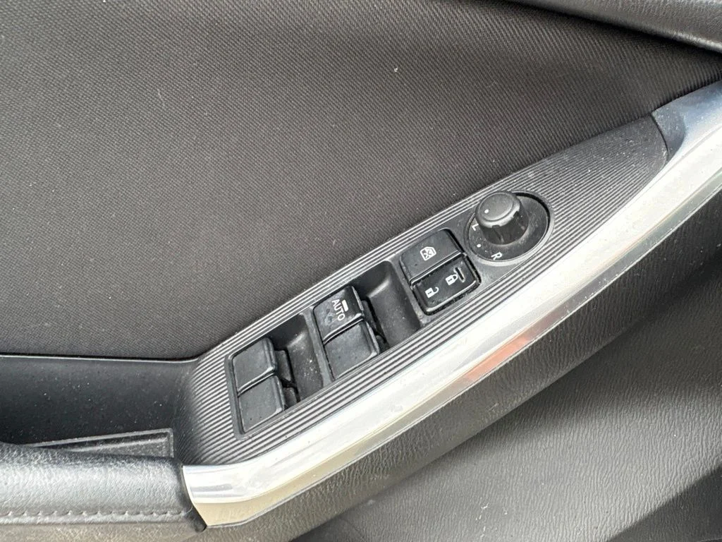 Used 2015 White Mazda Touring image 27