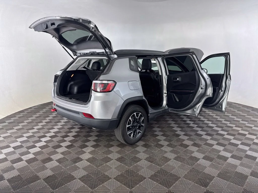 Used 2019 Silver Jeep Trailhawk image 15