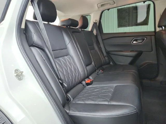 Used 2021 White Nissan Platinum image 40