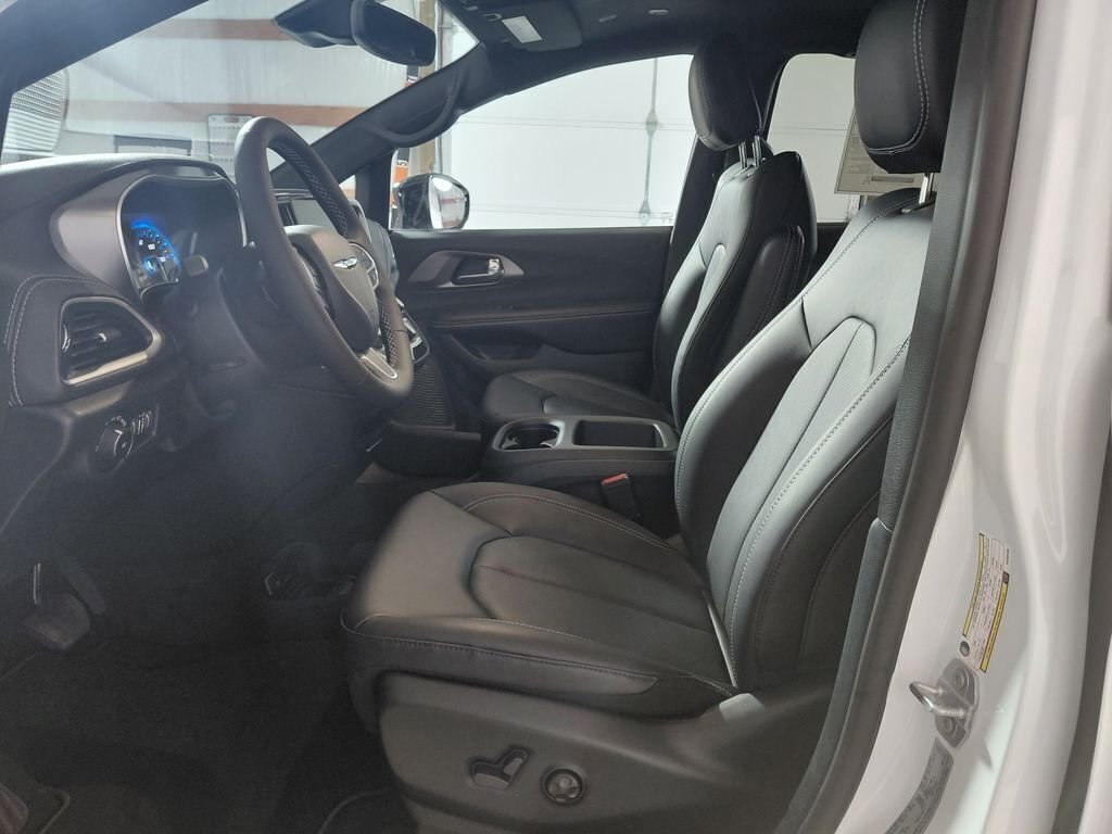 New 2026 Bright White Clear-Coat Exterior Paint Chrysler Select image 12