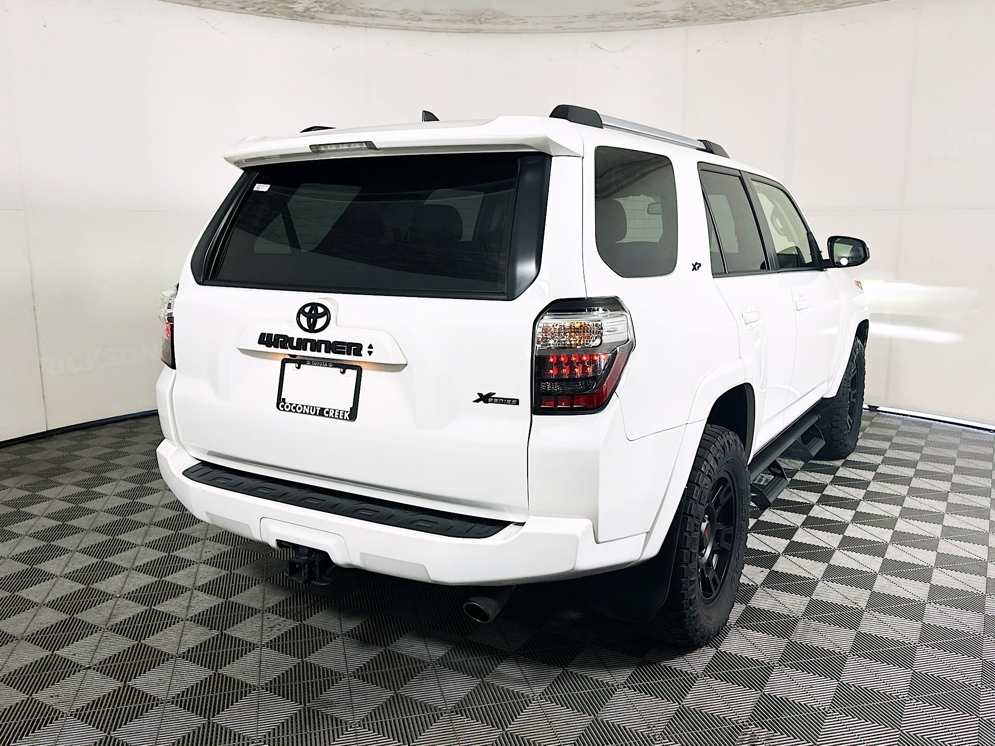Used 2022 White Toyota SR5 image 3