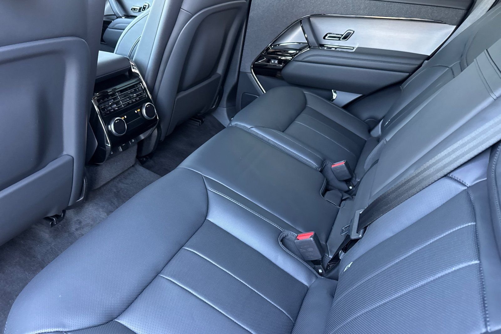 New 2026 Fuji White Land Rover Dynamic SE image 12