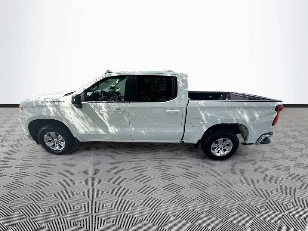 Used 2025 White Chevrolet LT image 5