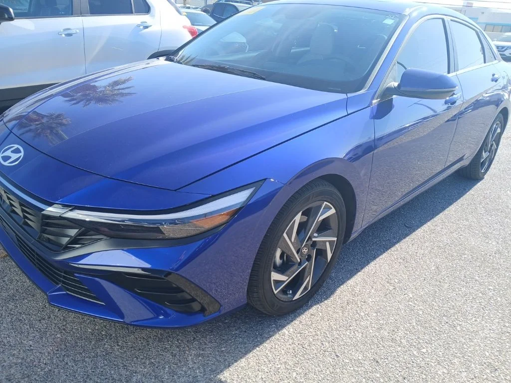 2025 Hyundai Elantra 2.0 Limited IVT's photo