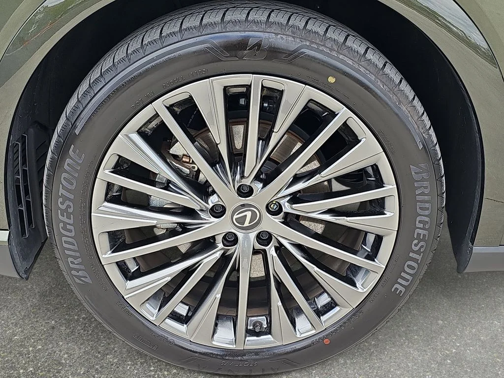Used 2025 Green Lexus 450h+ Luxury image 33