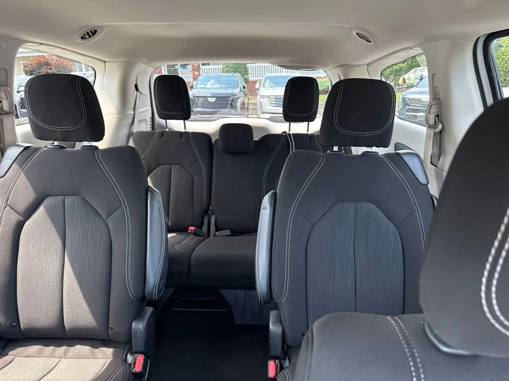 Used 2023 White Chrysler LX image 4