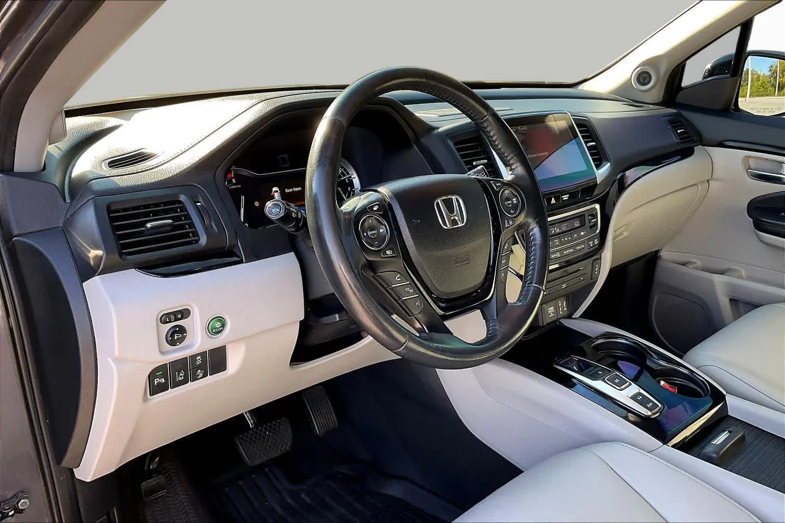 Used 2017 Lunar Silver Metallic Honda Touring image 17