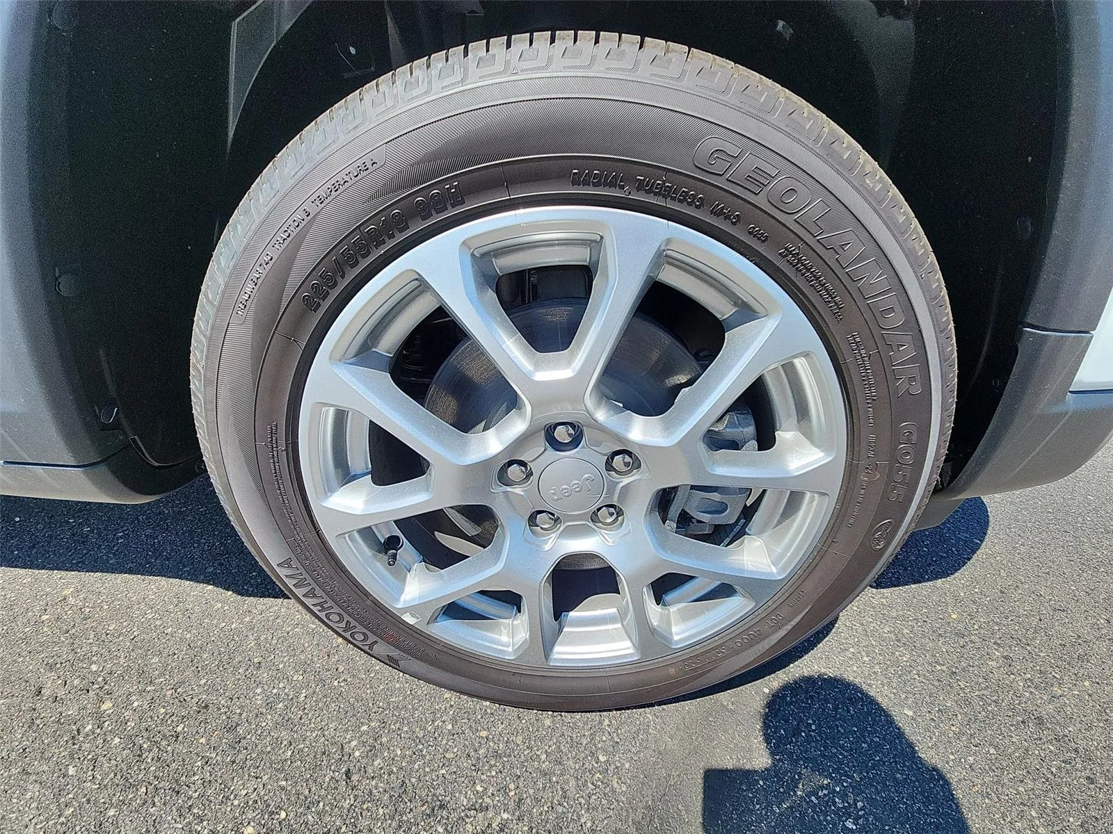 New 2024 Bright White Clear-Coat Exterior Paint Jeep Latitude Lux image 12