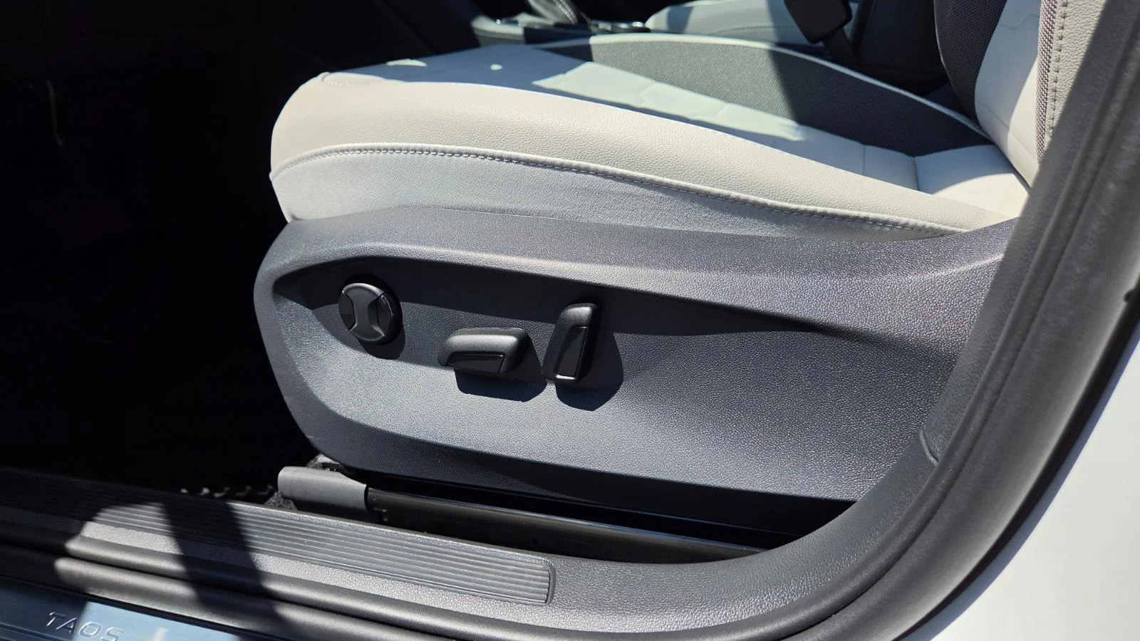 New 2026 Pure White Volkswagen SE image 24