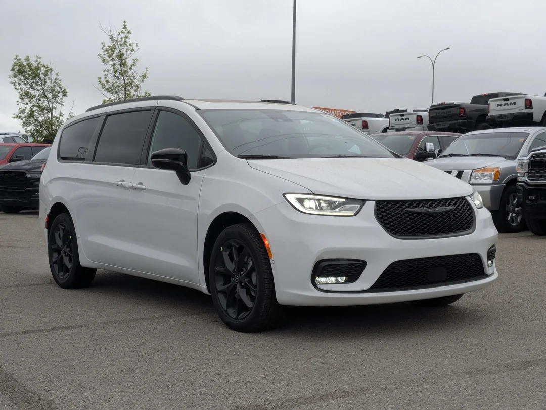 New 2026 White Chrysler Select - - AWD - 3.6L Pentastar V6 - Adaptive Cruise Control - Blind Spot Monitor & More! image 2