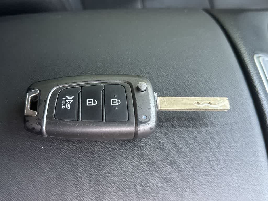 Used 2021 Quartz White Hyundai SE image 28