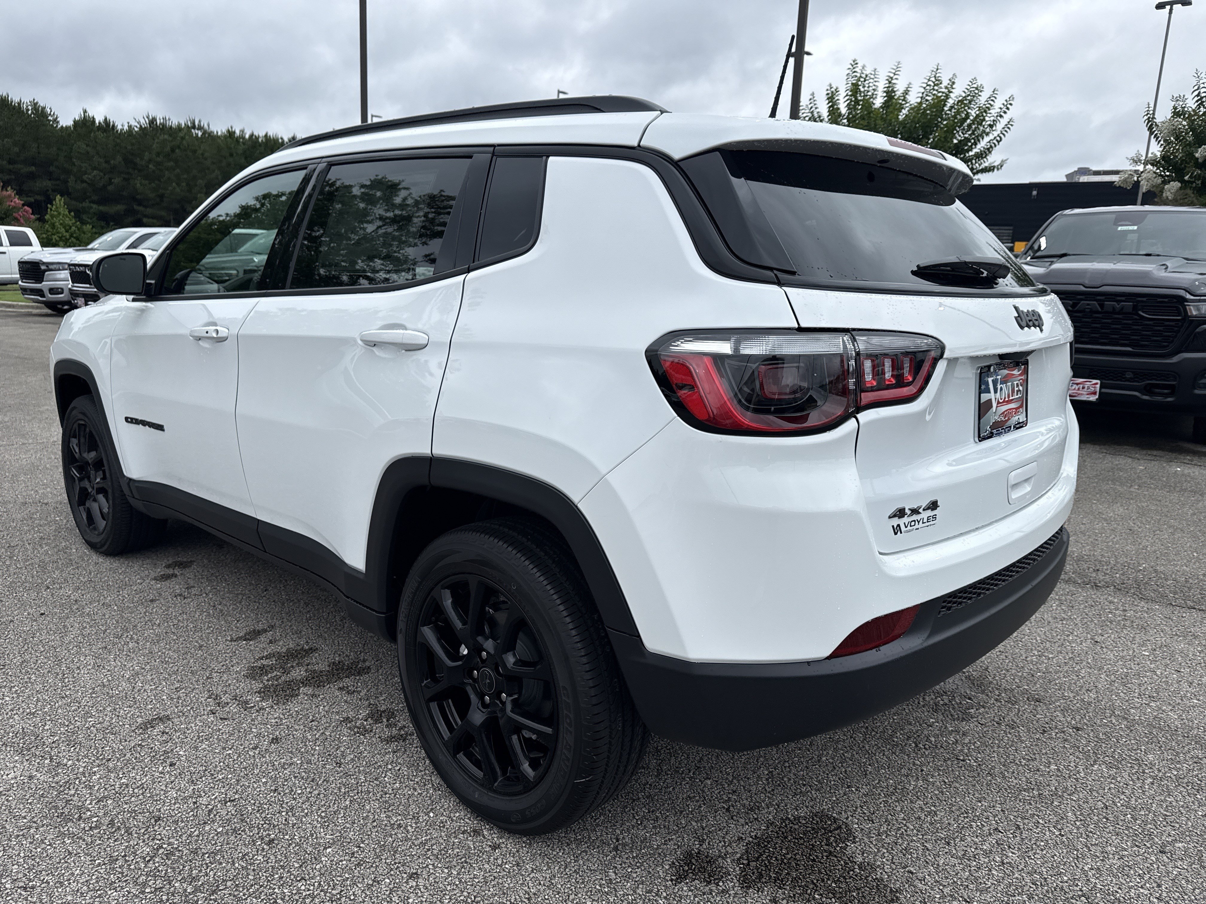 New 2026 Bright White Clear-Coat Exterior Paint Jeep Latitude image 5