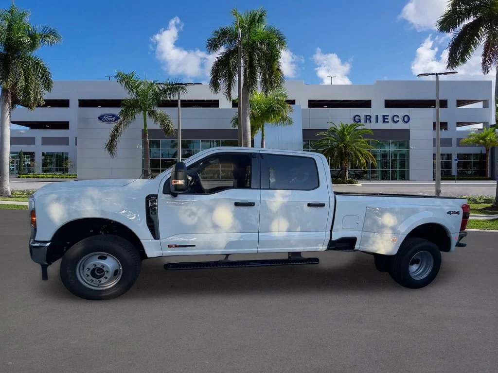 New 2027 Oxford White Ford F-350® XLT image 4