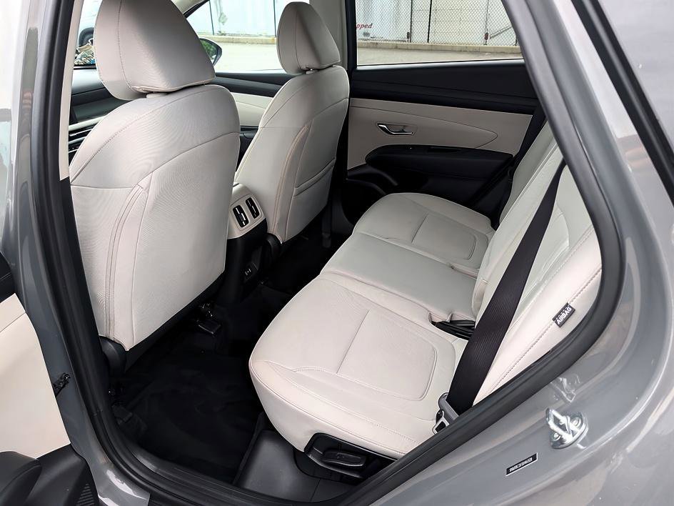 Used 2025 Hampton Gray Hyundai SEL image 9