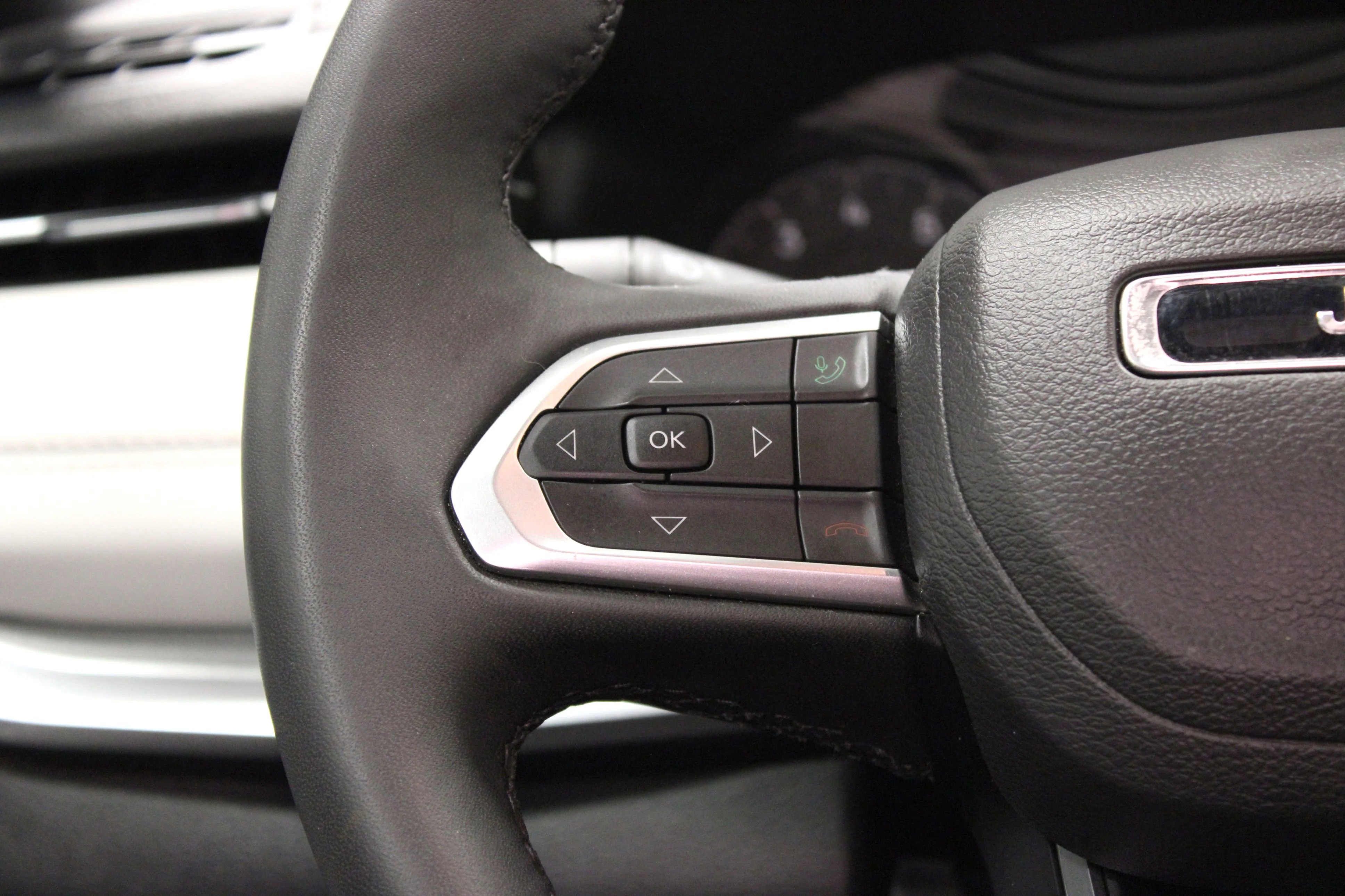 Used 2025 Red Hot Pearlcoat Jeep Limited image 20