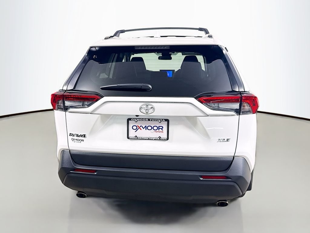 Used 2025 Wind Chill Pearl Toyota XLE Premium image 6