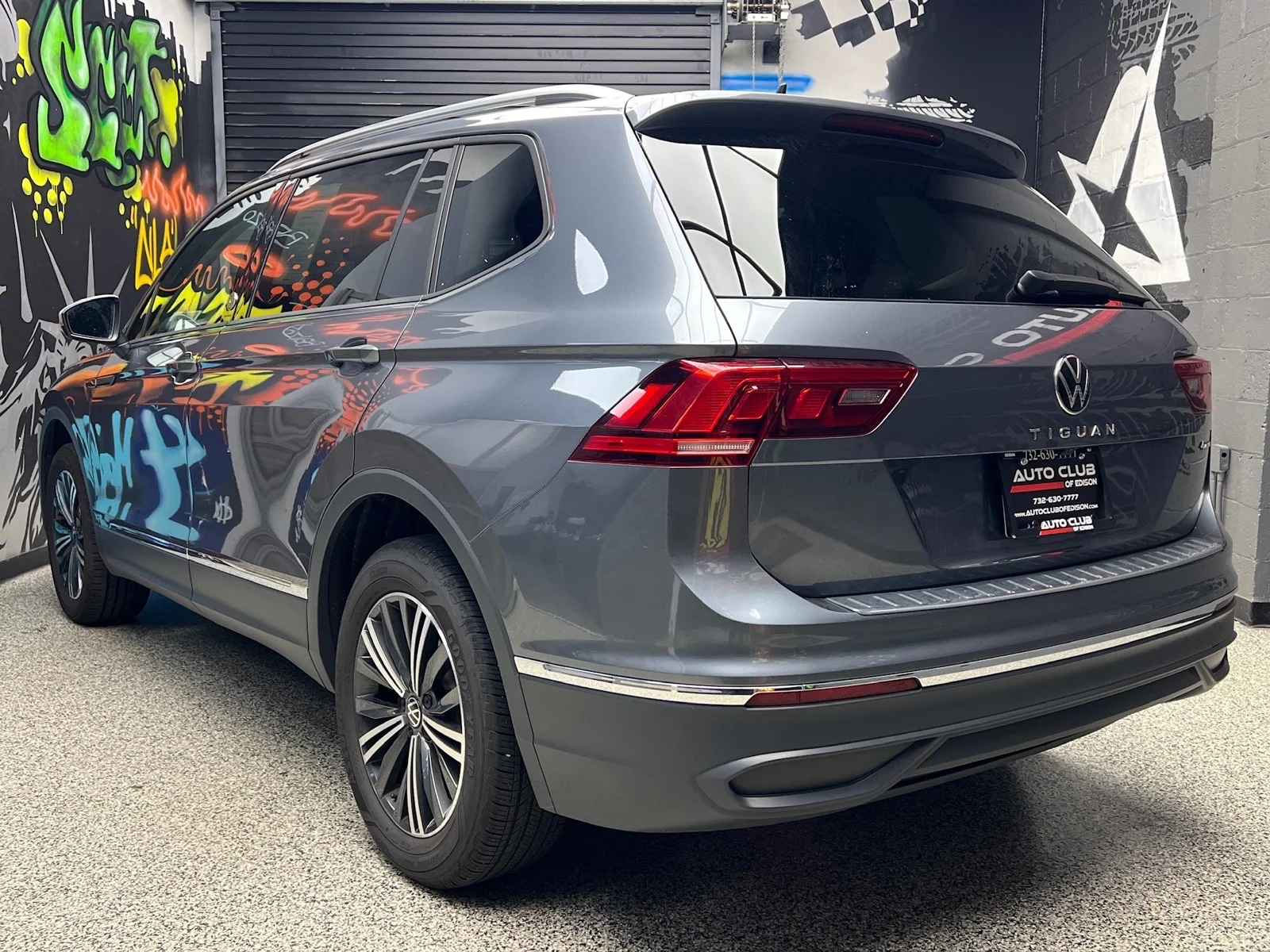 Used 2024 Platinum Gray Metallic (2r2r) Volkswagen Wolfsburg Edition 4Motion image 4
