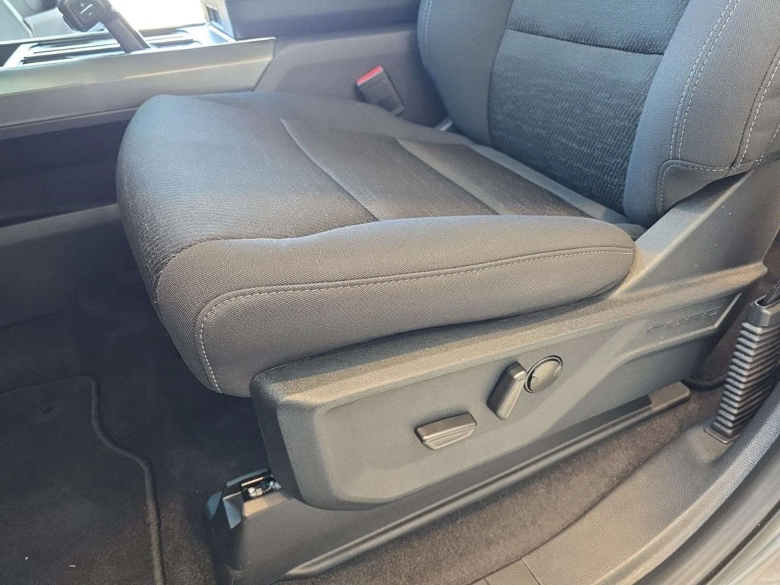 New 2026 Carbonized Gray Metallic Ford XLT image 16