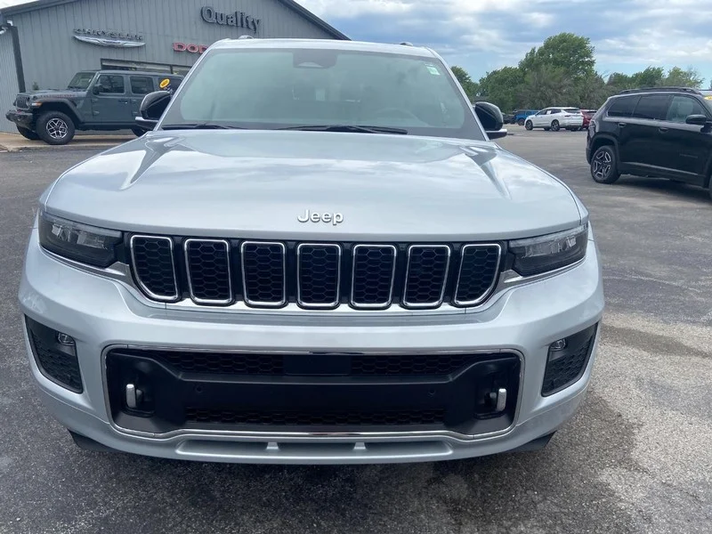 Used 2024 Silver Zynith Jeep Overland image 2