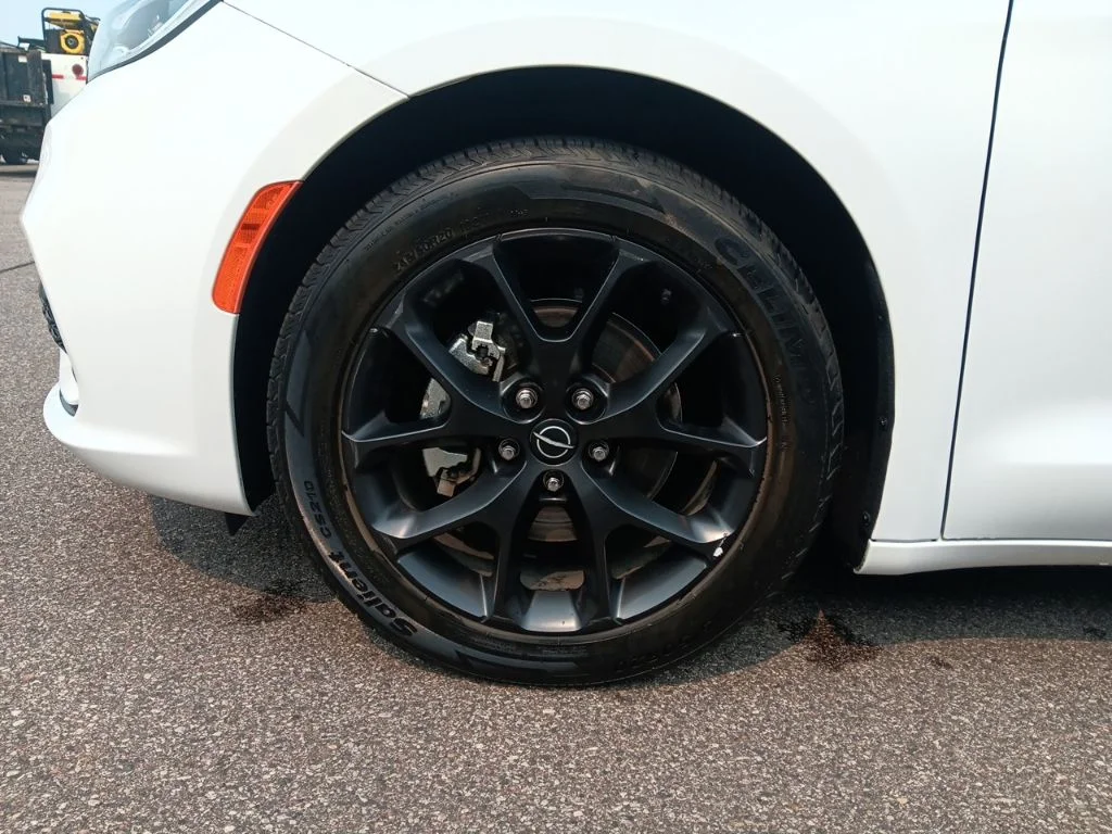 Used 2025 Bright White Clearcoat Chrysler Limited image 12