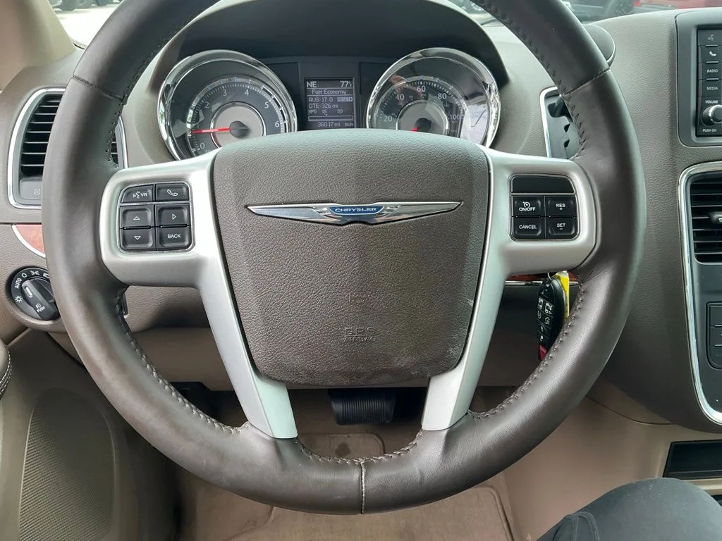 Used 2014 White Chrysler Touring-L image 44
