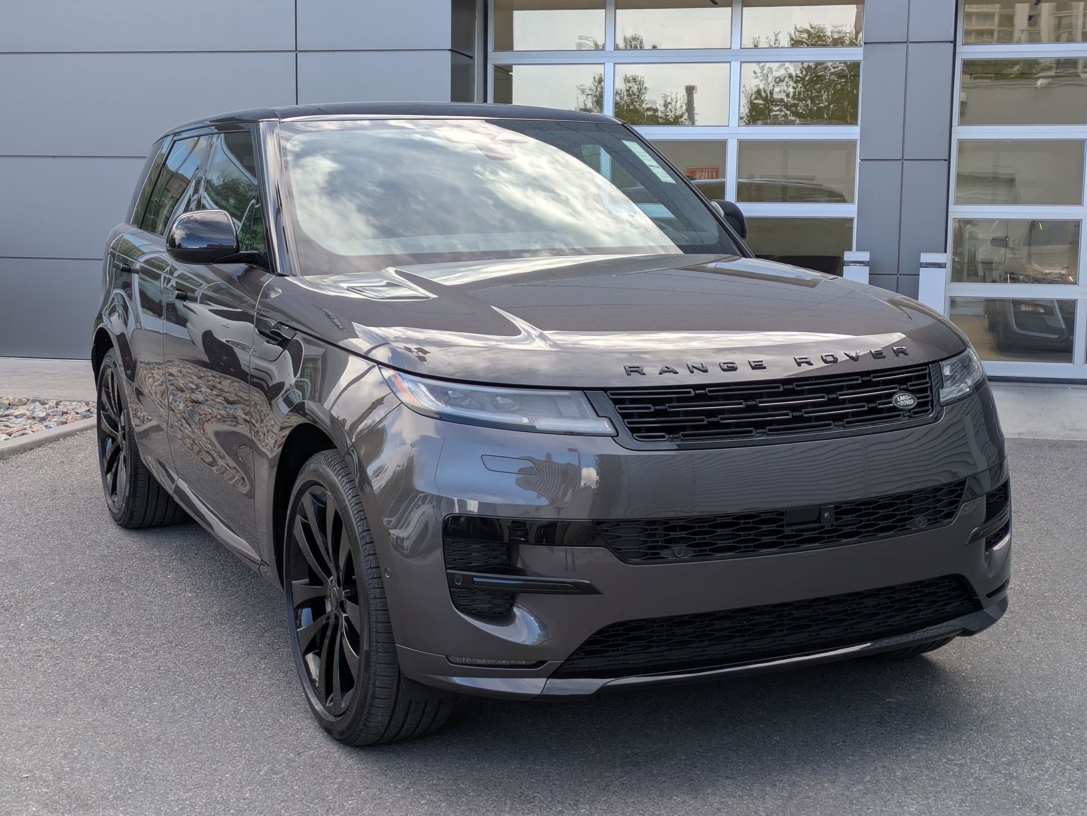New 2026 Charente Grey Land Rover P400 Dynamic SE image 3