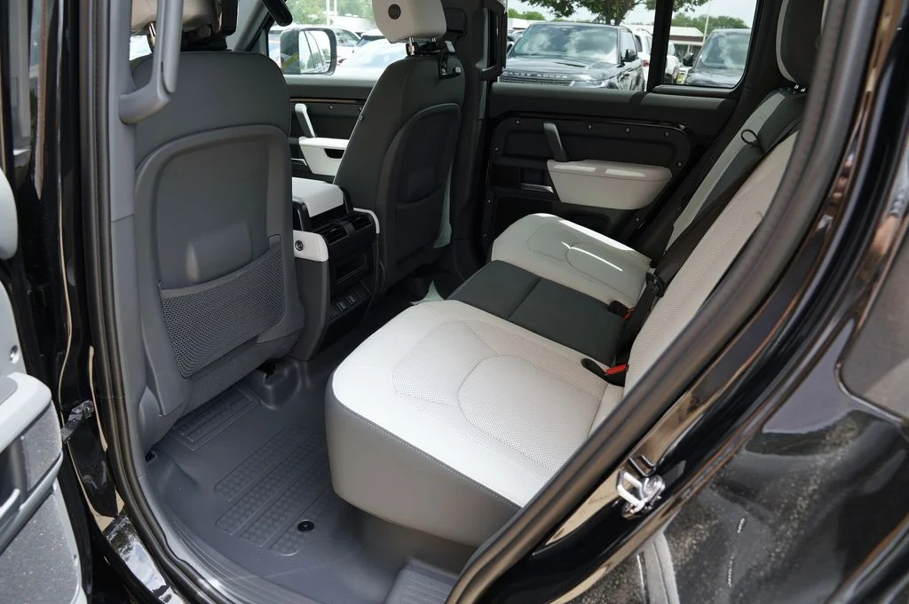 Used 2026 Black Land Rover X-Dynamic SE image 32