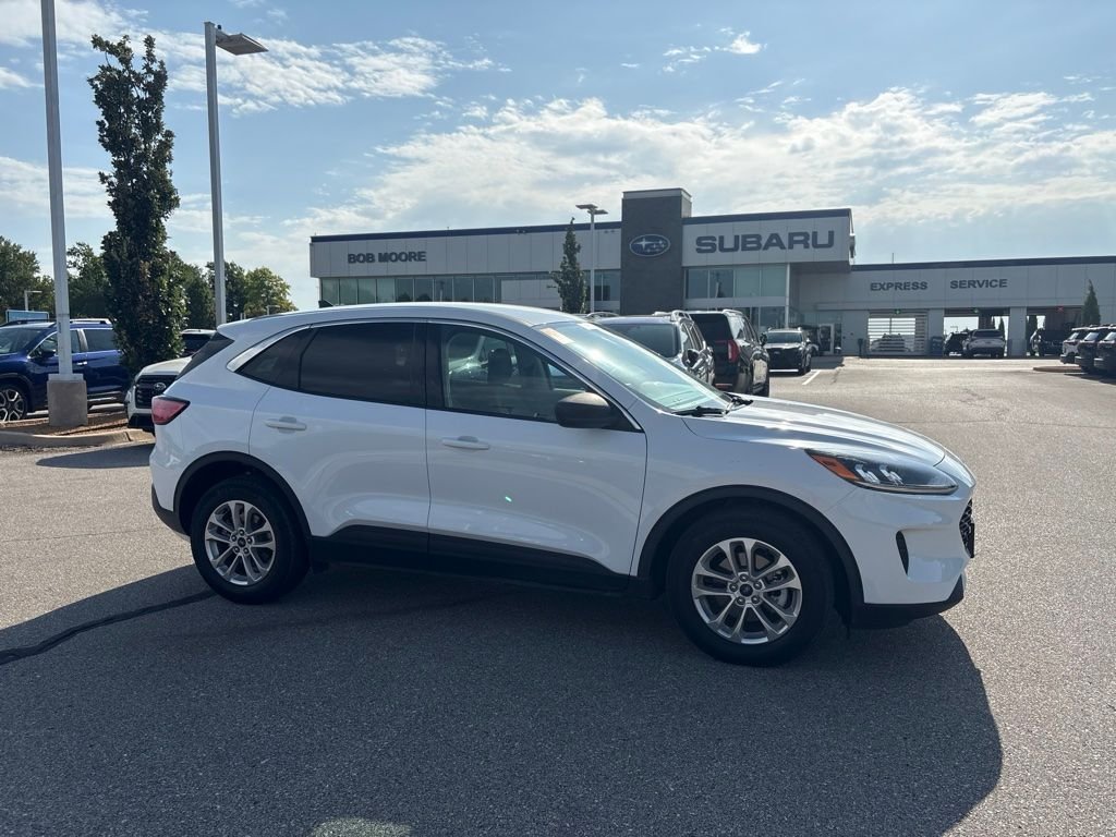 Used 2022 White Ford SE image 1