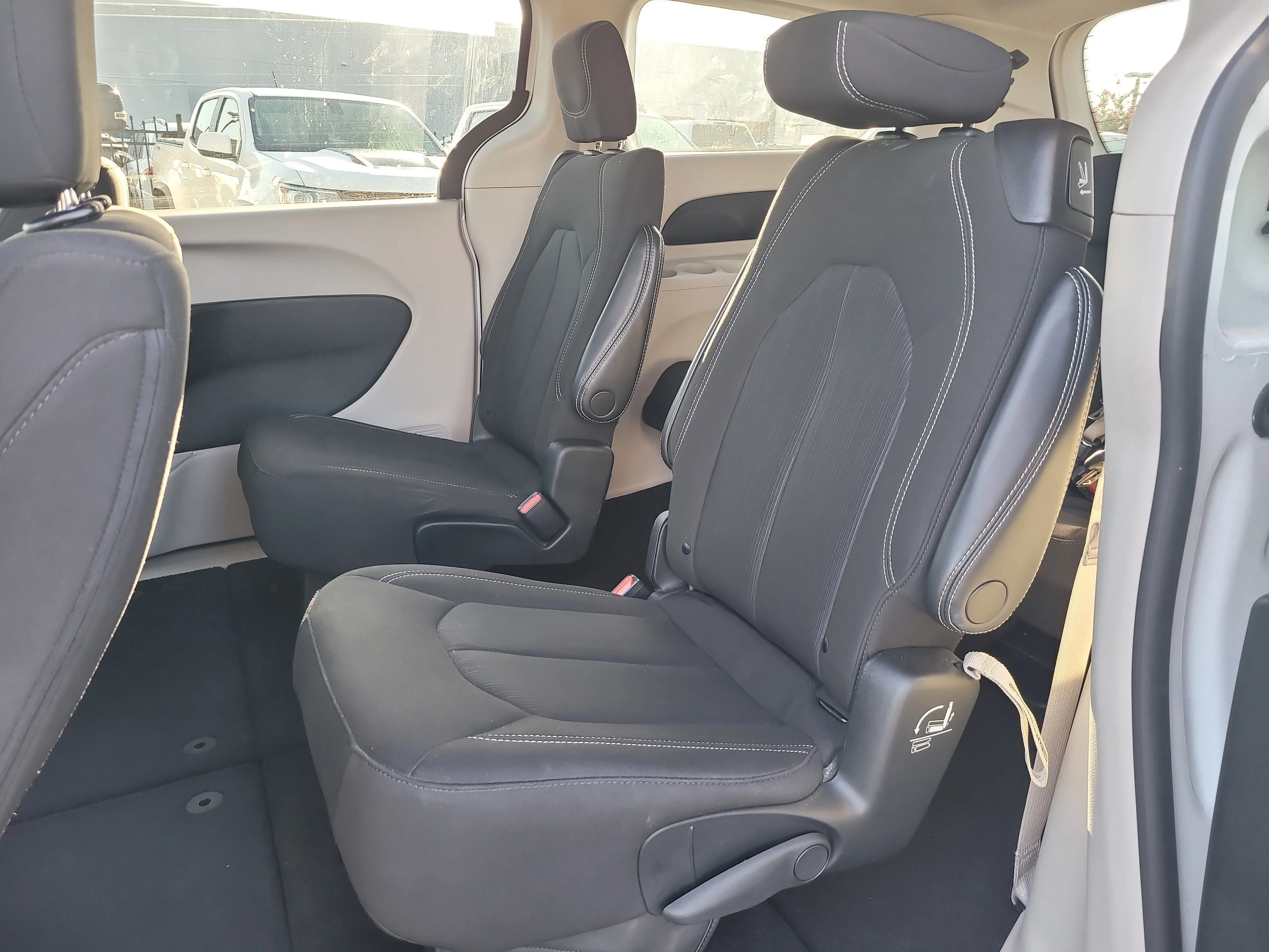 Used 2023 Bright White Clearcoat Chrysler LX image 10