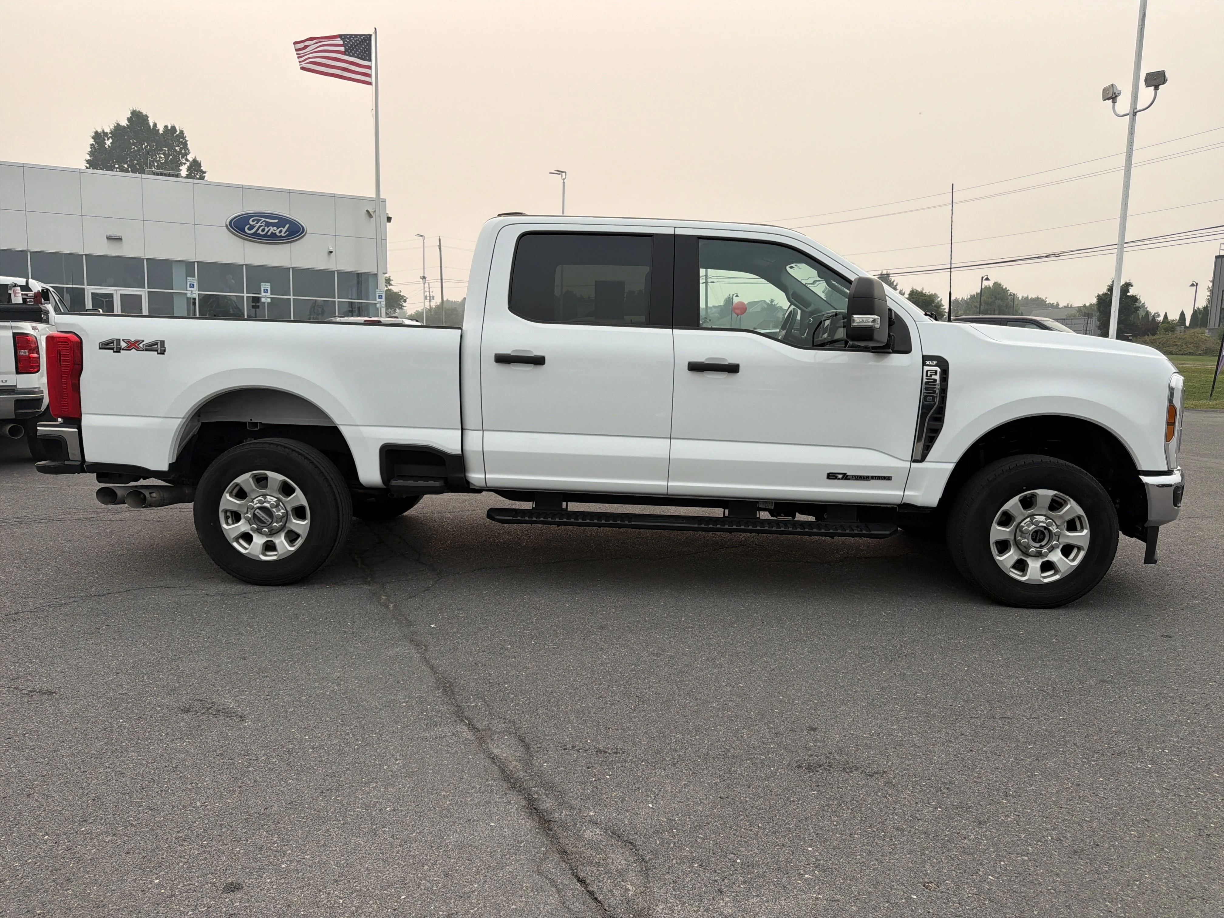 Used 2024 Oxford White Ford XLT image 2