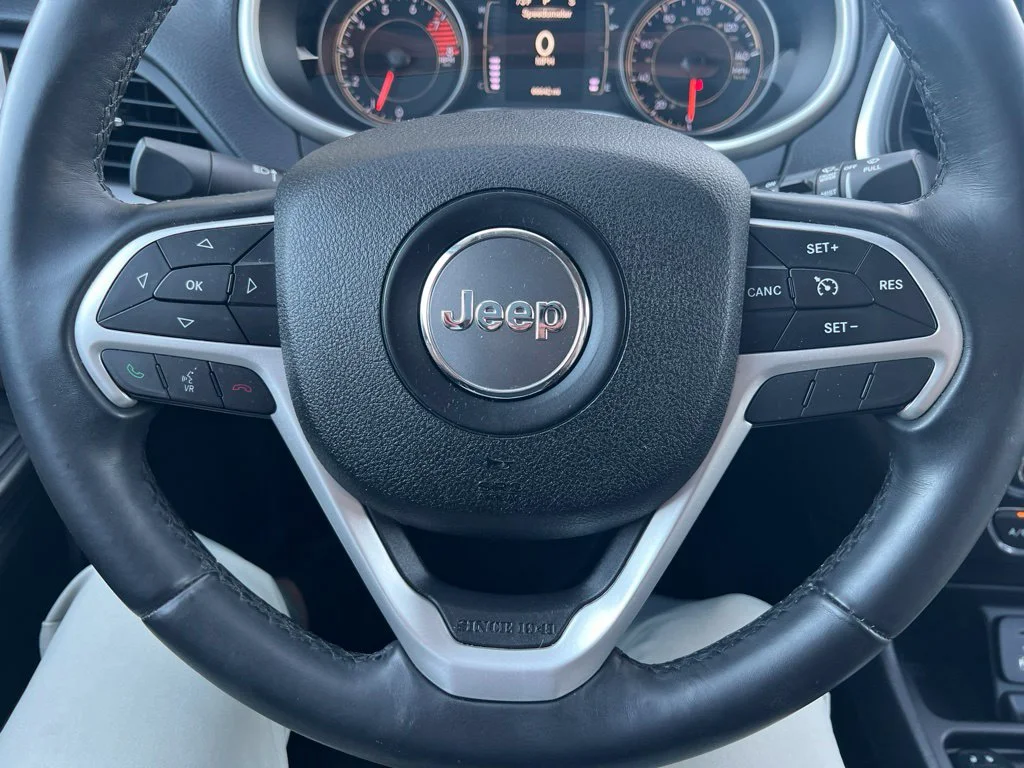 Used 2016 Light Brownstone Pearlcoat Jeep Latitude image 13