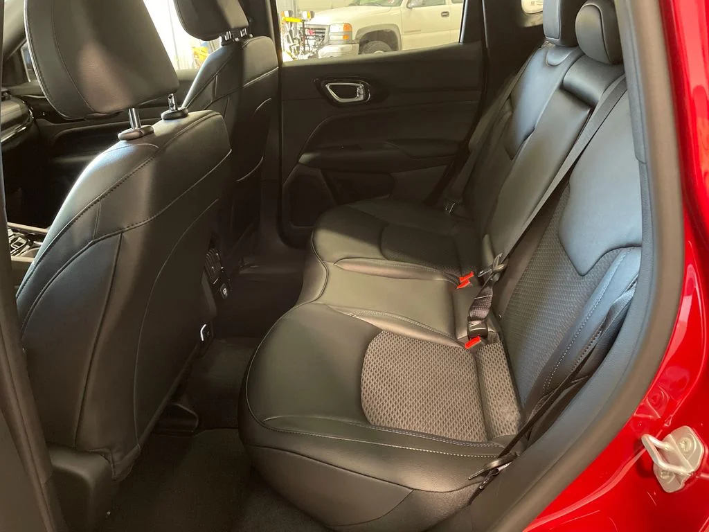 New 2026 Red Hot Pearlcoat Jeep Latitude Altitude image 23