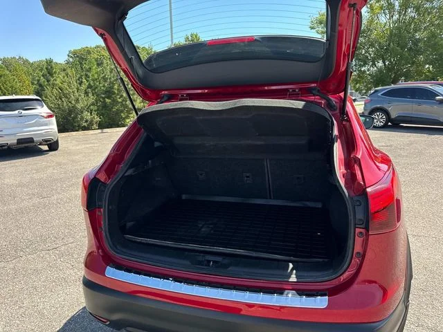 Used 2017 Red Nissan SL image 14