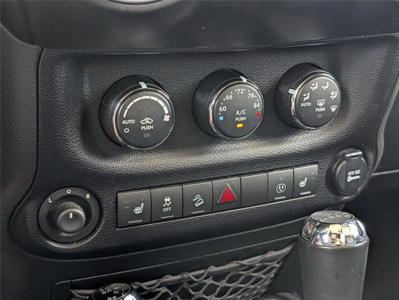 Used 2014 Bright White Clearcoat Jeep Sahara image 16
