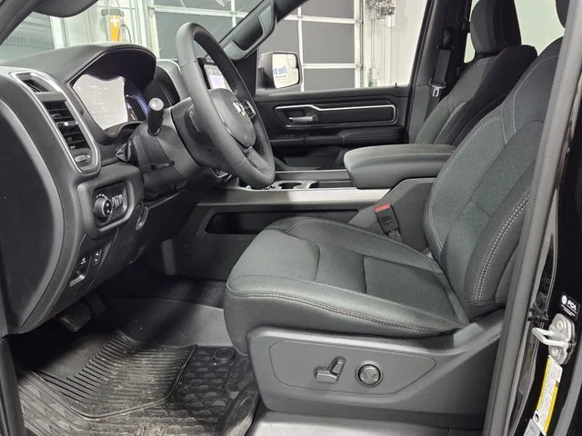 New 2026 Diamond Black Crystal Pearl-Coat Exterior Paint RAM Big Horn/Lone Star image 5