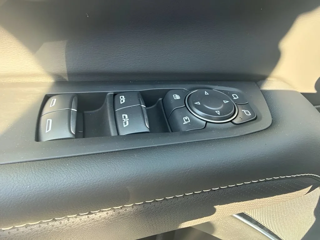 New 2026 Polar White Tricoat Chevrolet Premier image 32