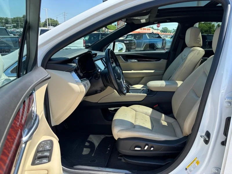 Used 2019 Crystal White Tricoat Cadillac Premium Luxury FWD image 8