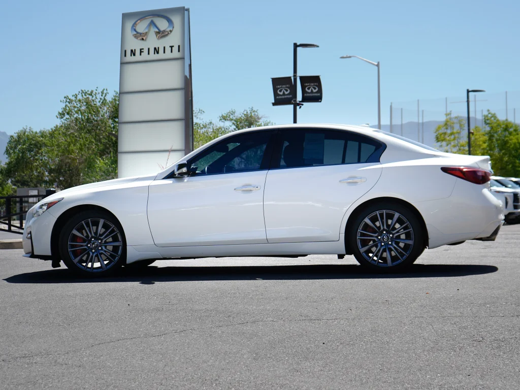 Used 2023 Majestic White INFINITI RED SPORT 400 image 6